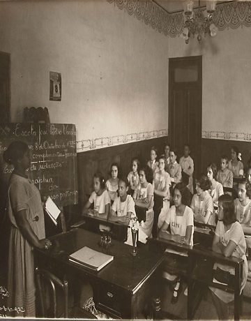 Professora da Escola José Pedro Varela, em sala de aula, Rio (1923)