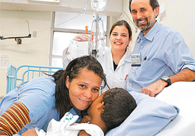 Ana e o filho, operado no Hospital Municipal Jesus por uma equipe liderada pelo médico Nicanor Macedo